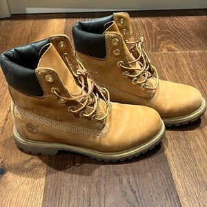 Timberland boots size women 6.5 (barely worn - almost brand new)